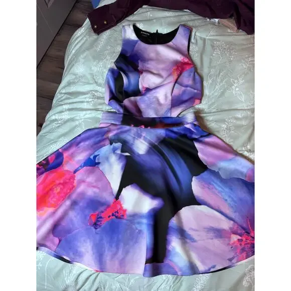 Stunning Bebe fit & flare dress in a vibrant abstract floral print 💜 - Picture 5 of 11